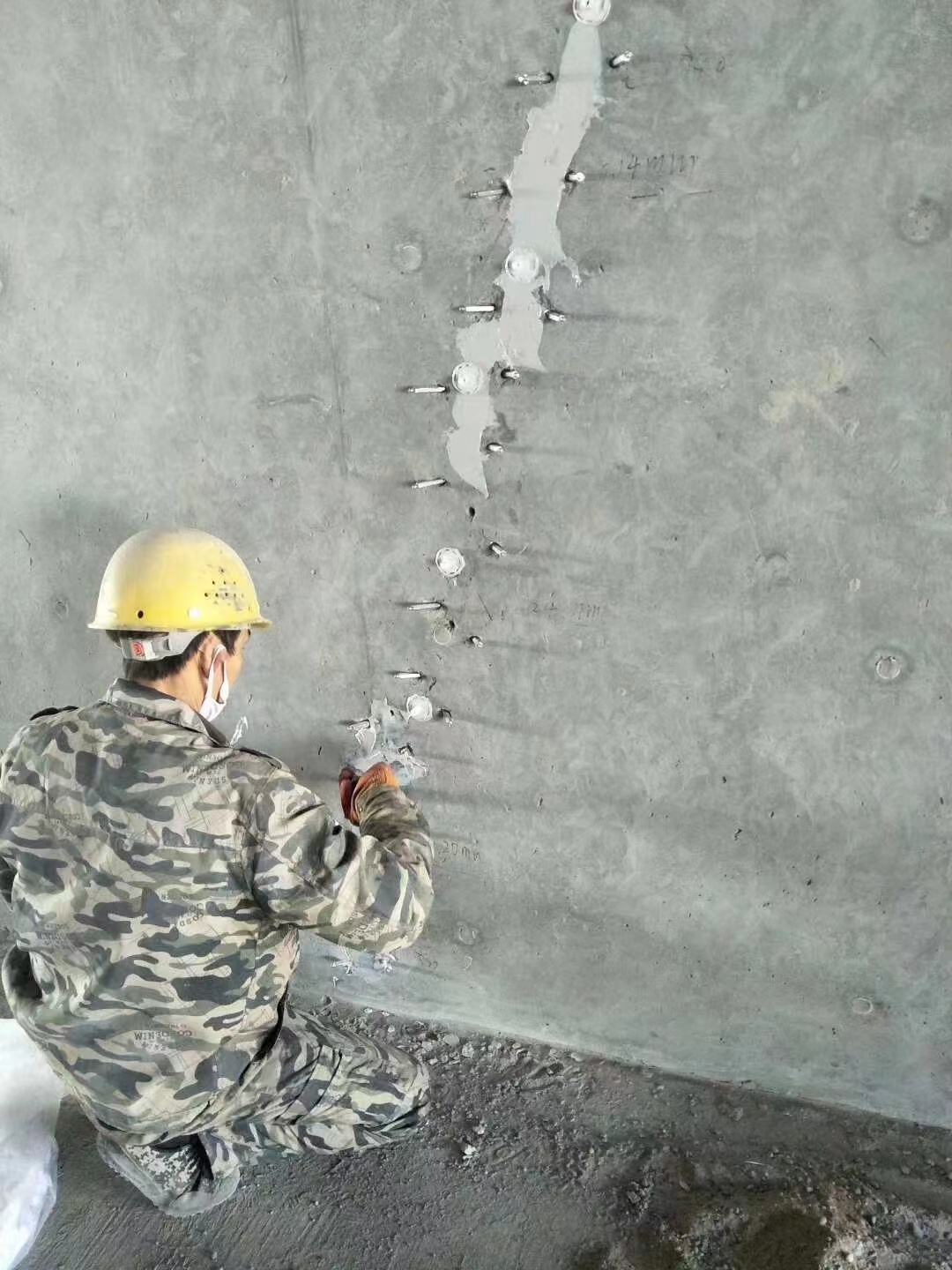 徐州混凝土楼板裂缝加固施工的方案