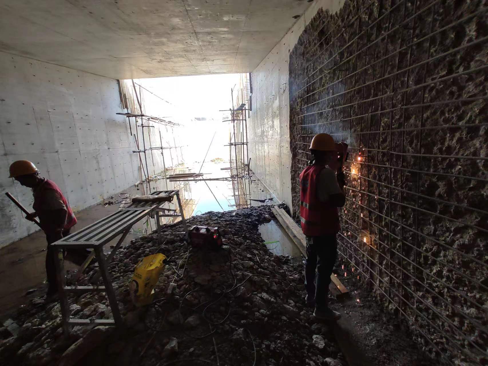 徐州挖断承重墙导致楼体开裂，加固施工方案出炉